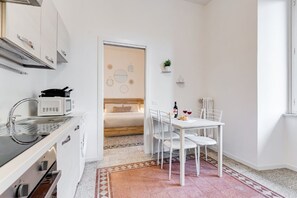 Réfrigérateur, micro-ondes, plaque de cuisson, cafetière/bouilloire