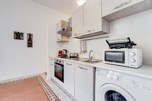 Kühlschrank, Mikrowelle, Herdplatte, Wasserkocher mit Kaffee-/Teezubehör