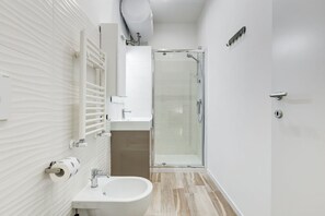 Douche, sèche-cheveux, bidet, serviettes fournies