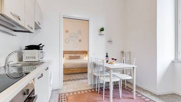 Jääkaappi, mikroaaltouuni, liesi, kahvin-/teenkeitin