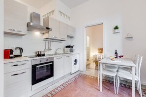 Réfrigérateur, micro-ondes, plaque de cuisson, cafetière/bouilloire