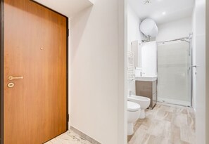 Douche, séchoir à cheveux, bidet, serviettes fournies