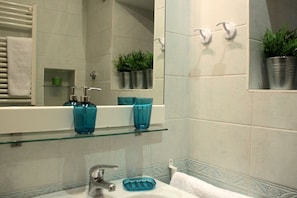 Shower, hair dryer, towels - Colosseum house with 2 bedrooms, 2 bath, sleeps 6 (Roma)