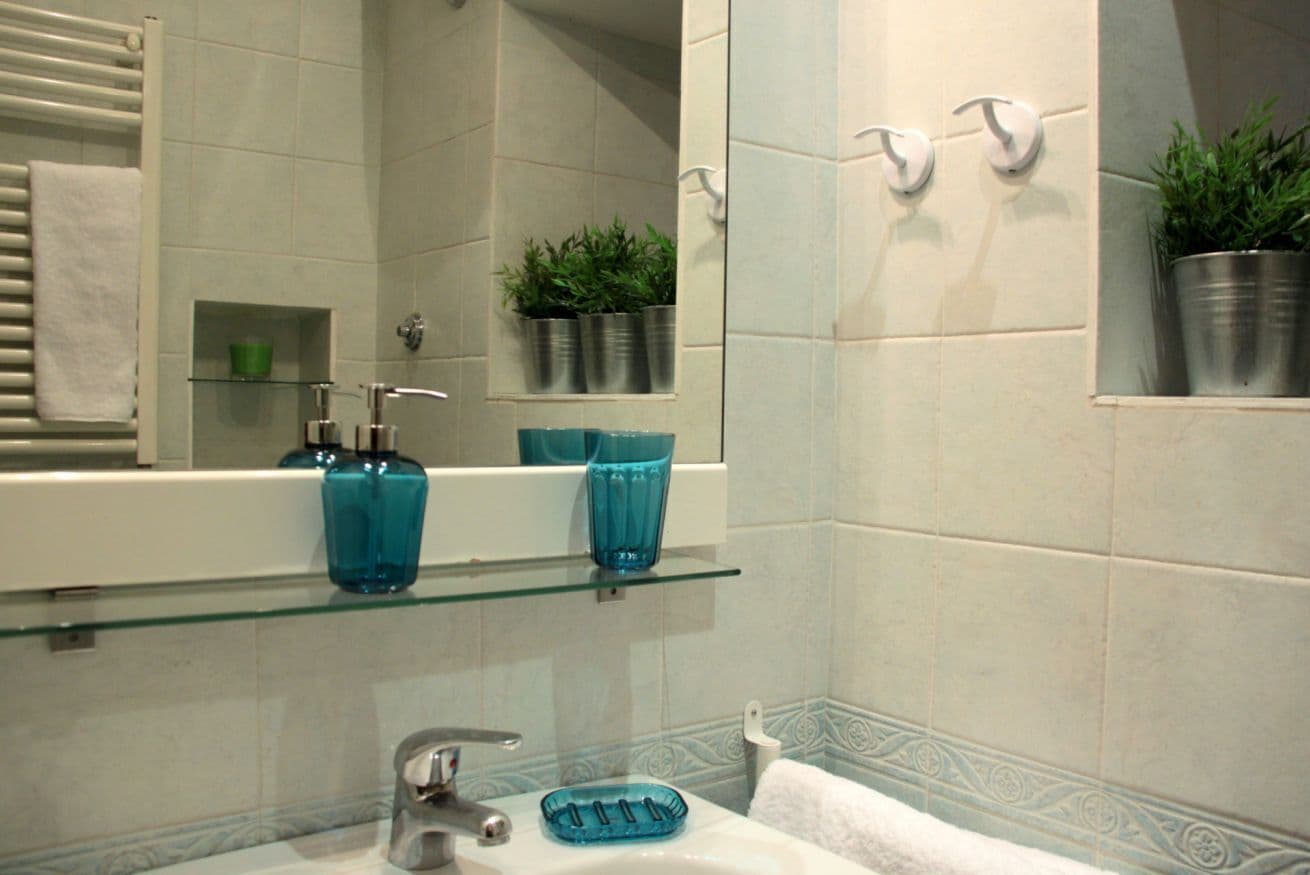 Regadera, secadora de cabello, toallas, shampoo 