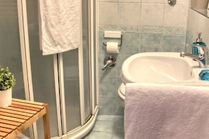 Bruser, hårtørrer, håndklæder