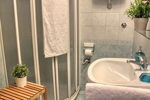 Een douche, een haardroger, handdoeken, shampoo