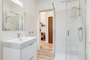 Shower, hair dryer, towels, shampoo