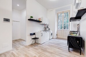 Fridge, microwave, oven, stovetop - BDC - Termini Sunset Apartment (Roma)