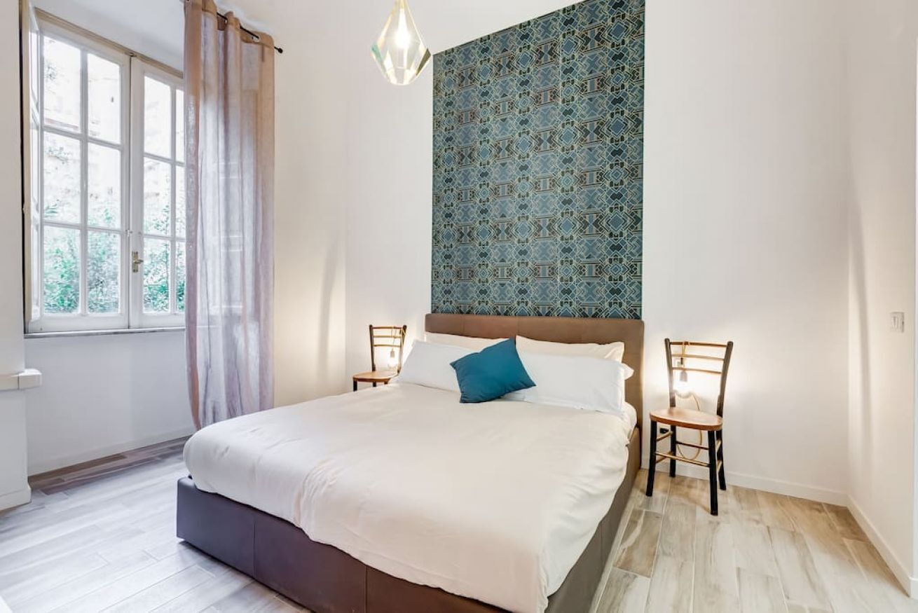 1 habitación, tabla de planchar con plancha y ropa de cama 