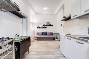 Fridge, microwave, oven, stovetop - BDC - Termini Sunset Apartment (Roma)