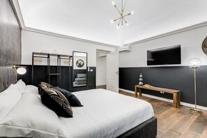 2 bedrooms, iron/ironing board, travel cot - BDC - The Boss: Stunning 2-Bdr Apartment @Termini (Roma)