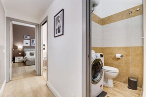 Shower, hair dryer, bidet, towels
