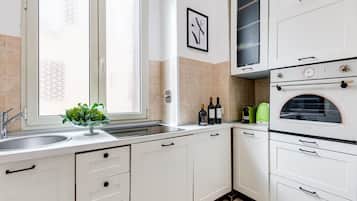 Frigorifero, microonde, forno, piano cottura