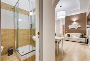 Douche, sèche-cheveux, bidet, serviettes fournies