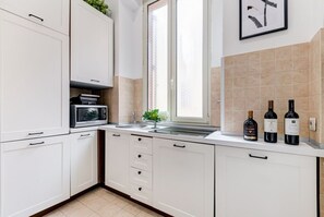 Køleskab, mikrobølgeovn, ovn, kogeplade