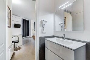 Douche, séchoir à cheveux, bidet, serviettes fournies