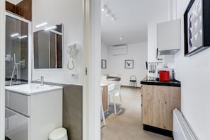 Douche, séchoir à cheveux, bidet, serviettes fournies