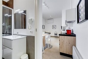 Douche, séchoir à cheveux, bidet, serviettes fournies
