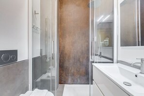 Dusche, Haartrockner, Bidet, Handtücher