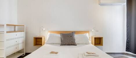 1 dormitori, planxa i posts de planxar, wifi i roba de llit