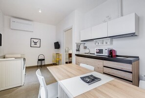 Fridge, microwave, stovetop, coffee/tea maker - BDC - The Left Loft in Trastevere (Roma)