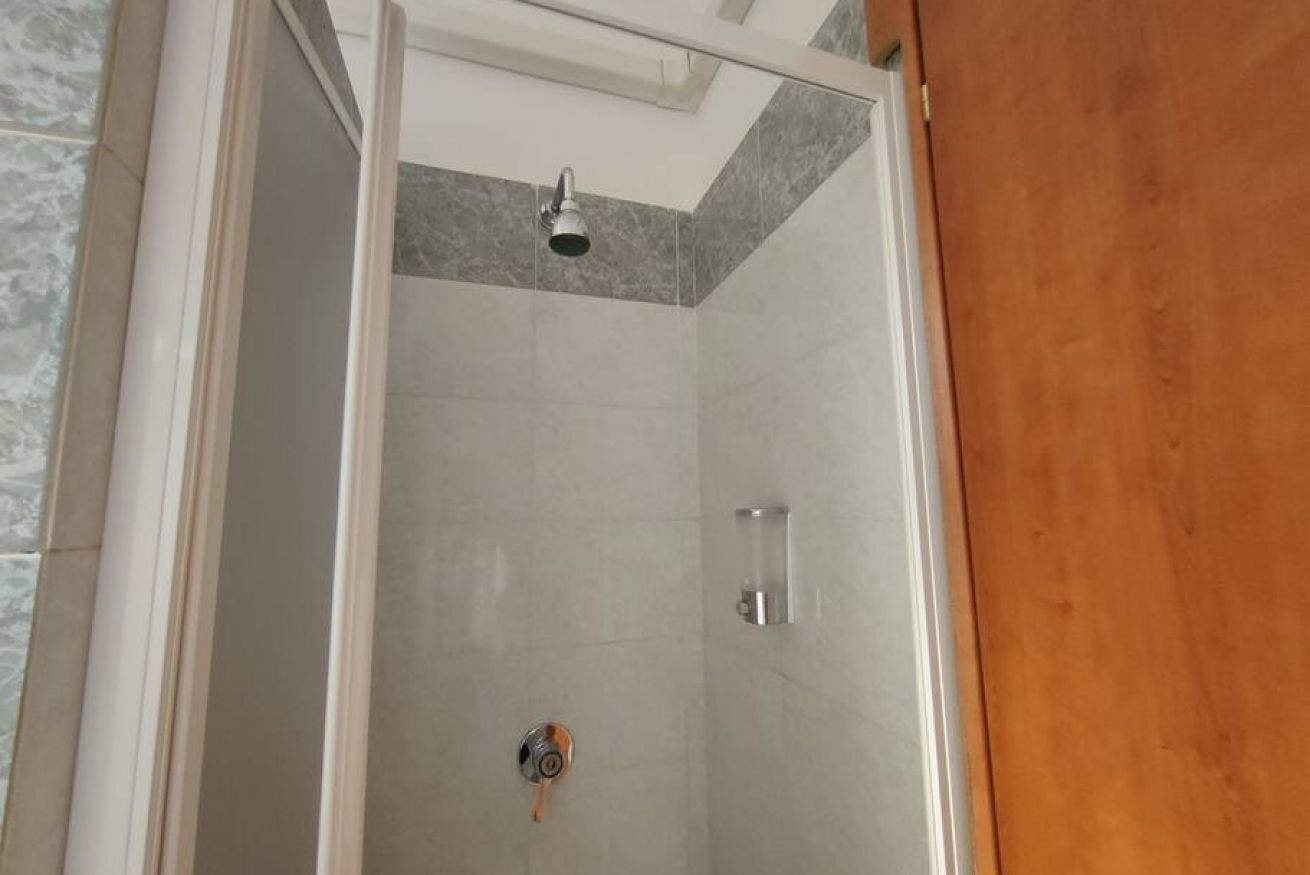 Regadera, secadora de cabello, bidet, toallas 