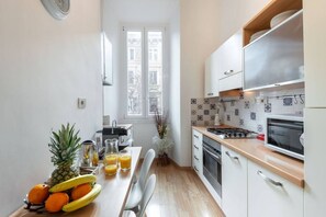 Køleskab, mikrobølgeovn, ovn, kogeplade