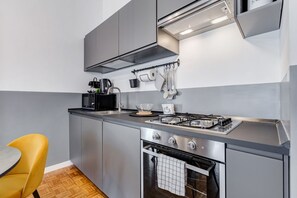 Frigorifero, microonde, forno, piano cottura