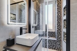 Dutxa, assecador de cabells, bidet i xampú 