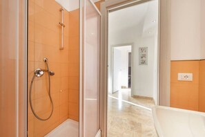 Shower, hair dryer, bidet, towels