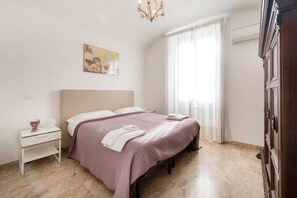 2 chambres, bureau, fer et planche Ă repasser, lit parapluie