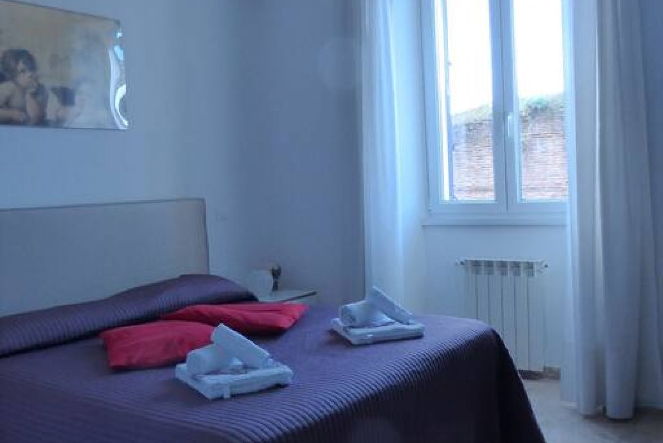 2 chambres, bureau, fer et planche à repasser, lit de bébé portatif