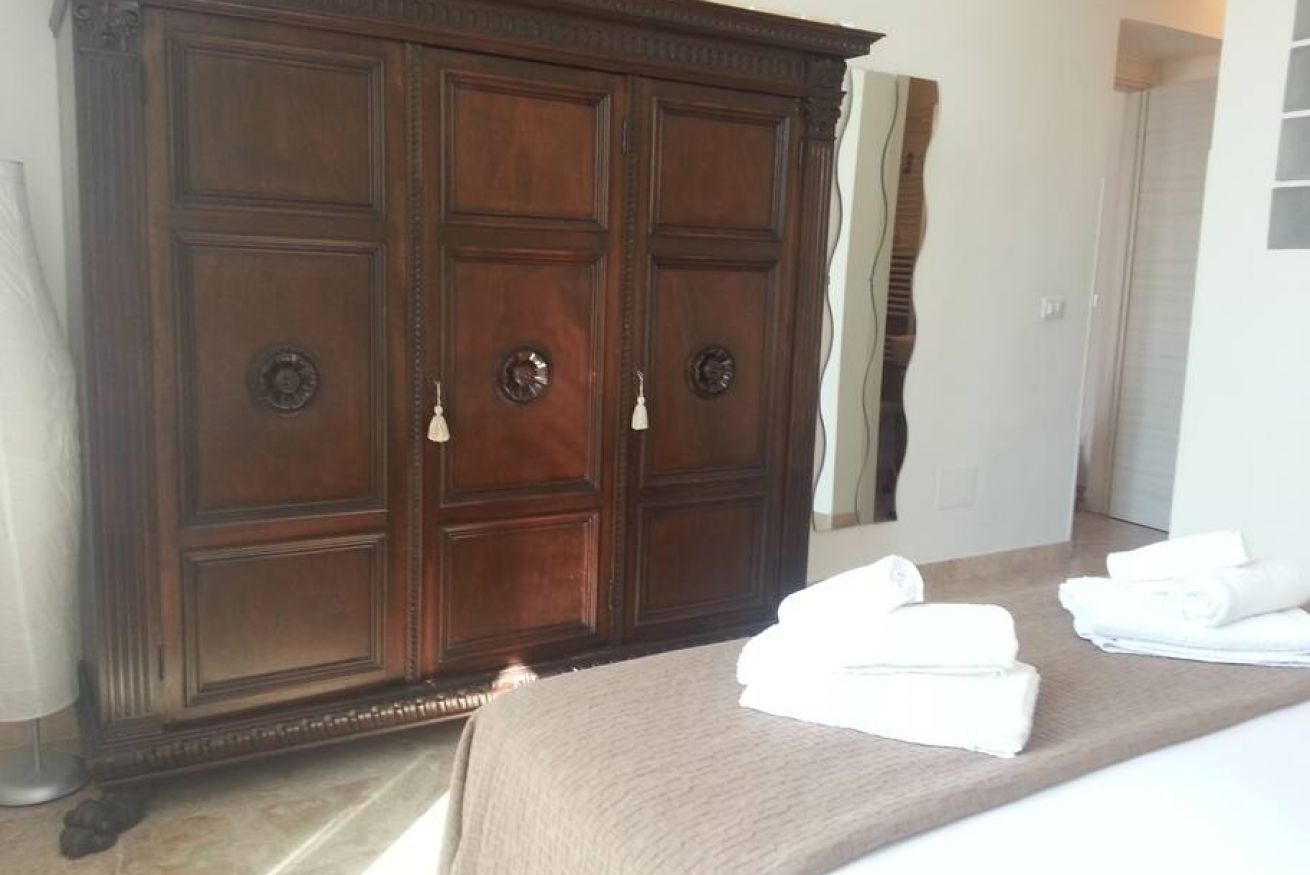2 bedrooms, desk, iron/ironing board, travel crib