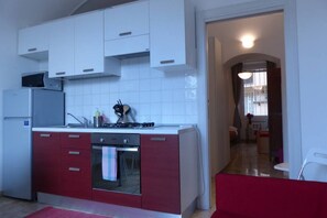 Køleskab, mikrobølgeovn, ovn, kogeplade