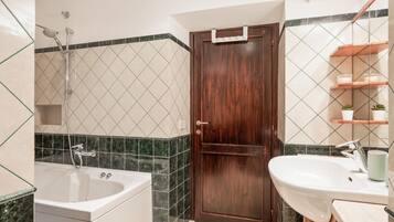 Baignoire, sĂšche-cheveux, bidet, serviettes fournies