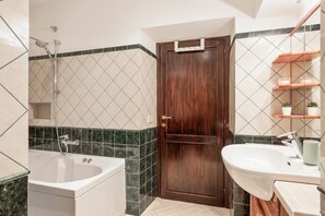 Badewanne, Haartrockner, Bidet, Handtücher