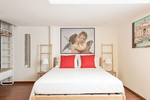 3 habitaciones, escritorio y tabla de planchar con plancha 