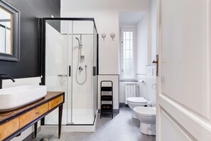 Shower, bidet - BDC - Residenza Valadier (Roma)