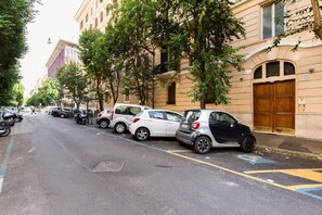 المنطقة المحيطة بالمنشأة