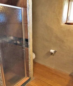 Een douche, handdoeken