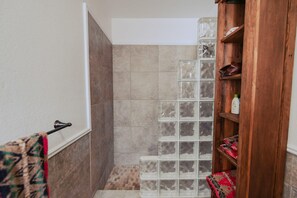Douche, serviettes fournies