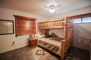 3 bedrooms, desk, WiFi, bed sheets - Boulder Ridge Ranch: Luxury lodging for up to six (Terlingua)