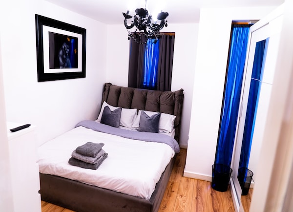 East London 1-bed Apt, Sleeps 2, With Parking - 
