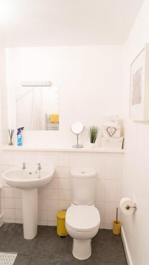 Apartment | Bathroom | Combined shower/bathtub, deep-soaking bathtub, towels - 1-bed Apt, Sleeps 2, 7 min Walk to Hackney Station (London)