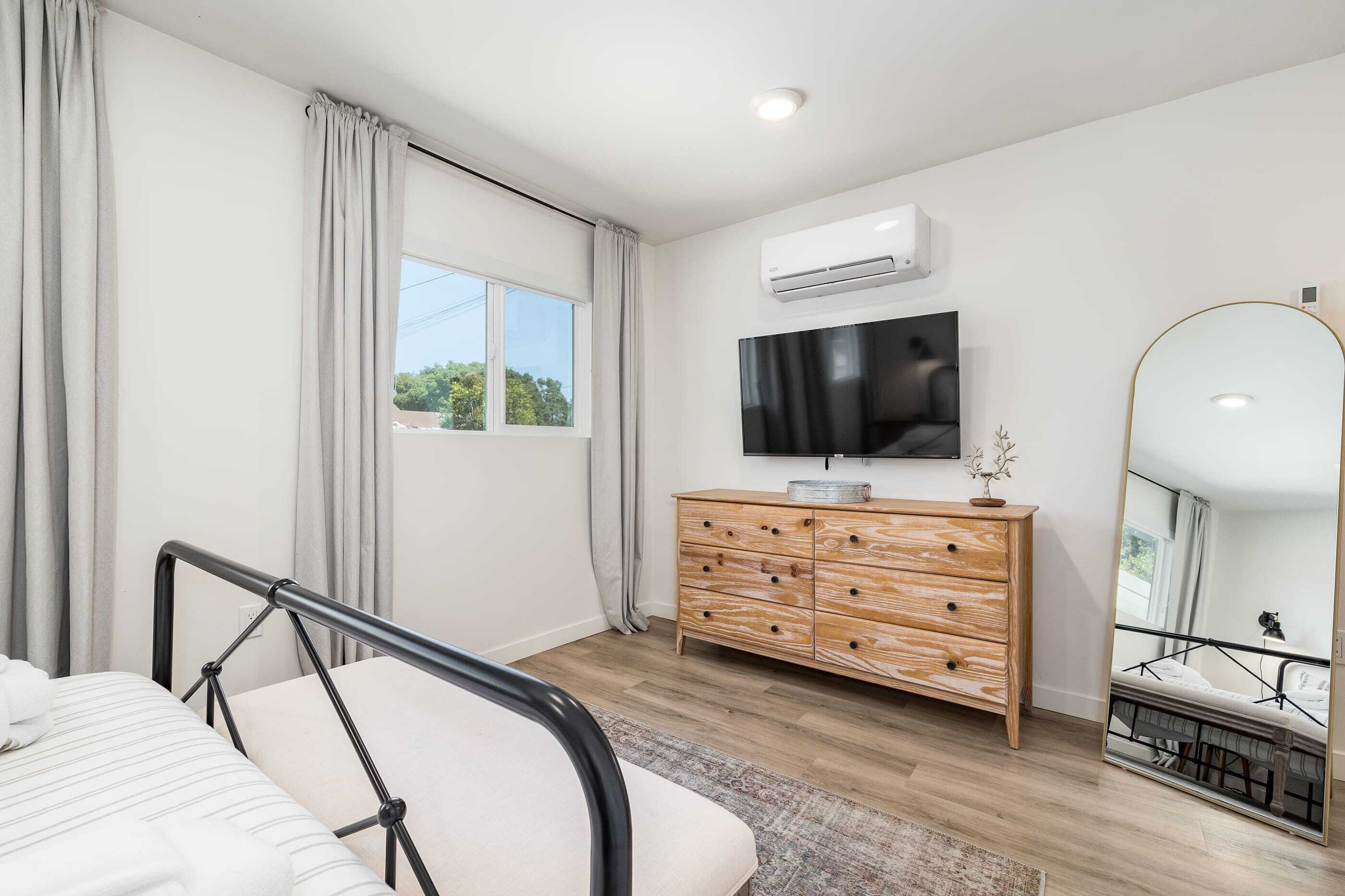 3 bedrooms, desk, travel crib, WiFi