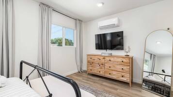 3 bedrooms, desk, travel crib, WiFi
