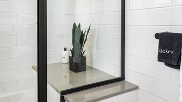 Tina, secadora de cabello, shampoo
