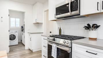 Cafetera/tetera, refrigerador, microondas, horno