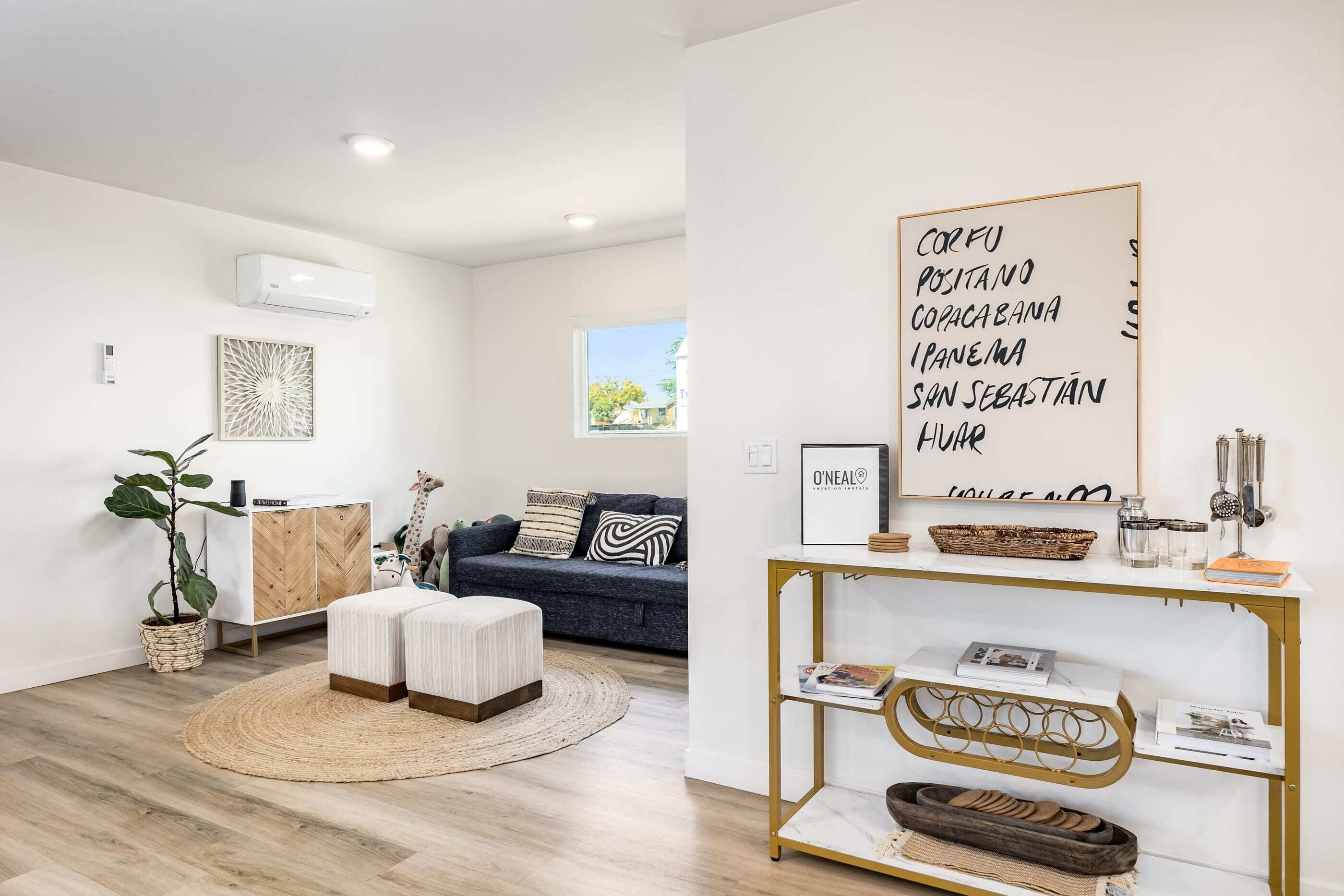 Televisión, libros y oficina 