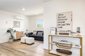 Fernseher, Bücher, Arbeitsbereiche